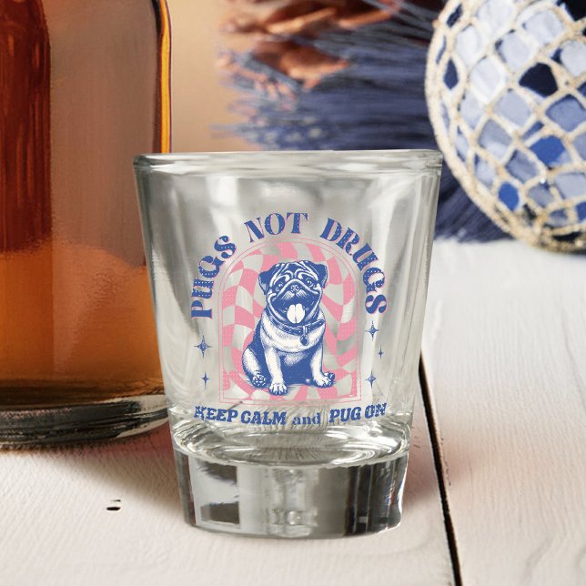 Verre A Shot Carlin rétro amusant "Carlins pas drogues" Muet de (This fun design showcases an adorable retro pug with muted pink and colors.)