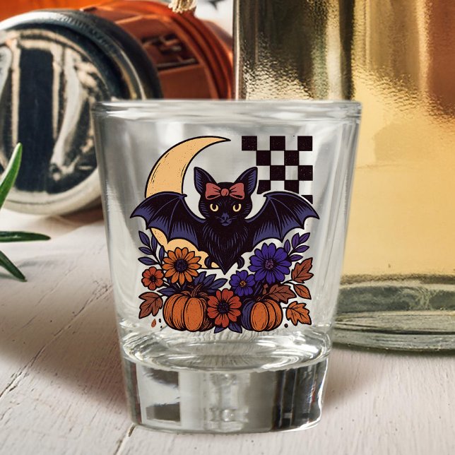 Verre A Shot Chauve d'Halloween rétro avec lune Gothique esthét (This retro Halloween bat design captures spooky charm with a gothic twist.)