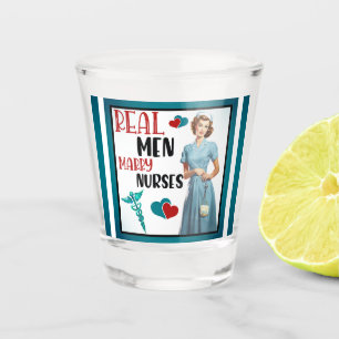 Verre A Shot Cute Pinup_ Véritables Hommes Épouses Épouses