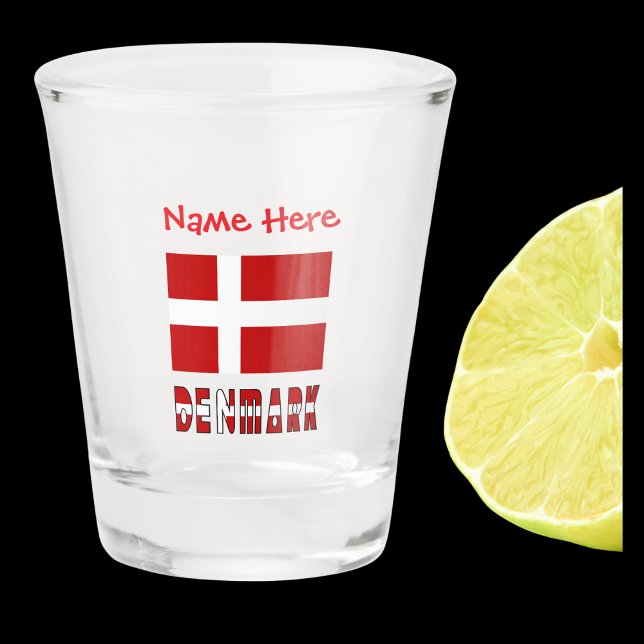 Verre A Shot Danemark Drapeau Danois Rouge Personnalisé (Shot glass has Danish Flag with the word DENMARK below in colors of flag. Add name above in red text)
