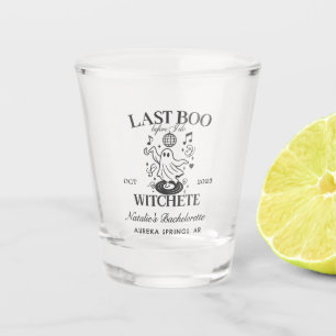 Verre A Shot Dernier Boo avant de faire Bachelorette Halloween 
