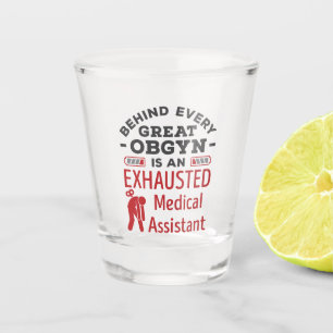 Verre A Shot Derrière le grand OBGYN Exhausted Médicale Assista
