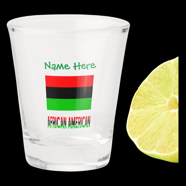 Verre A Shot Drapeau vert de la diaspora africaine Personnalisé (African Diaspora Flag on shot glass with the words AFRICAN AMERICAN below in flag colors. Name above)