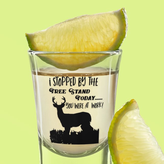 Verre A Shot Drôle Chasse aux Cerfs Whitetail Buck Sports Citat (Funny shot glass for the deer hunter who always has to work. The deer are at the stand, are you?)