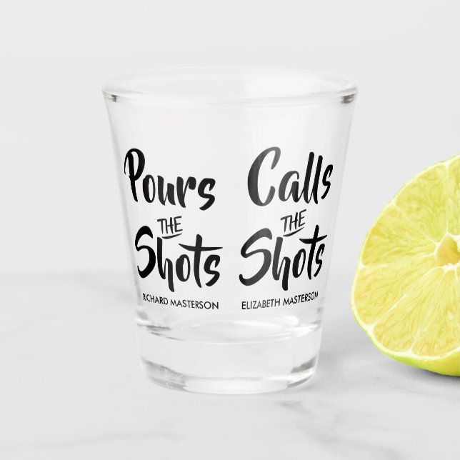 Verre A Shot Drôle Pours Les Tirs Appelle Les Tirs (Devant)