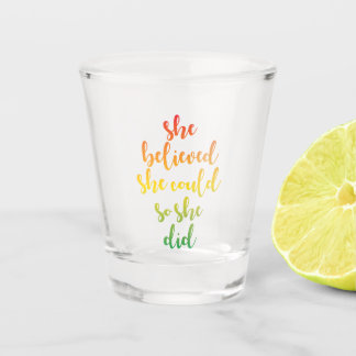 Verre A Shot Elle Croyait Qu'Elle Pouvait Le Faire.