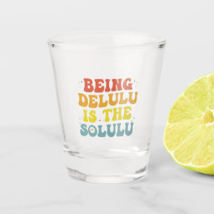 Verre A Shot Être Delulu Est Le Solulu Funny Super GenZ Retro