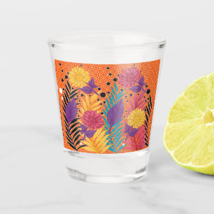 Verre A Shot fleurs colorées et feuilles sur un arrière - plan
