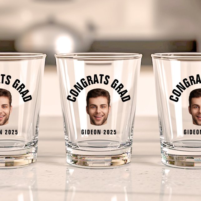 Verre A Shot Graduate Party PERSONNALISÉ TEXTE Photo Graduation (Three shot glasses feature a smiling face with "Congrats Grad" in black above and "Gideon 2025")