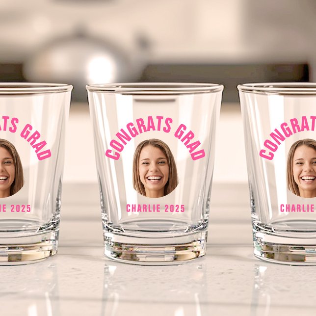 Verre A Shot Graduate Party PERSONNALISÉ TEXTE Photo Graduation (Three shot glasses feature a smiling face with "Congrats Grad" in pink above and "Charlie 2025" )