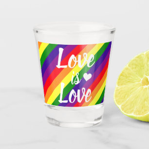 Verre A Shot L'amour est l'amour peint en rayures de arc-en-cie