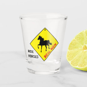 Verre A Shot Les vrais hommes chevauchent des chevaux et font l