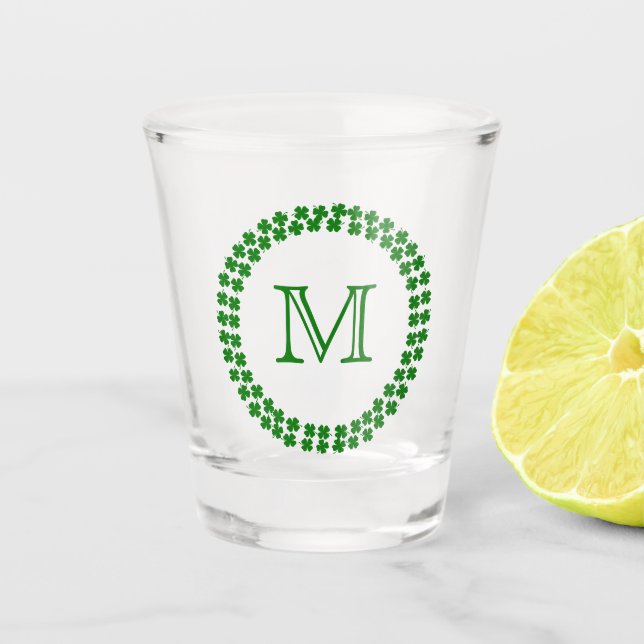 Verre A Shot Monogramme moderne 4 feuille Clocher Shamrock vert (Devant)
