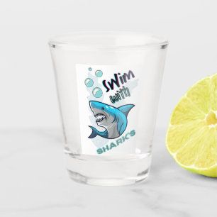 Verre A Shot nager avec des requins