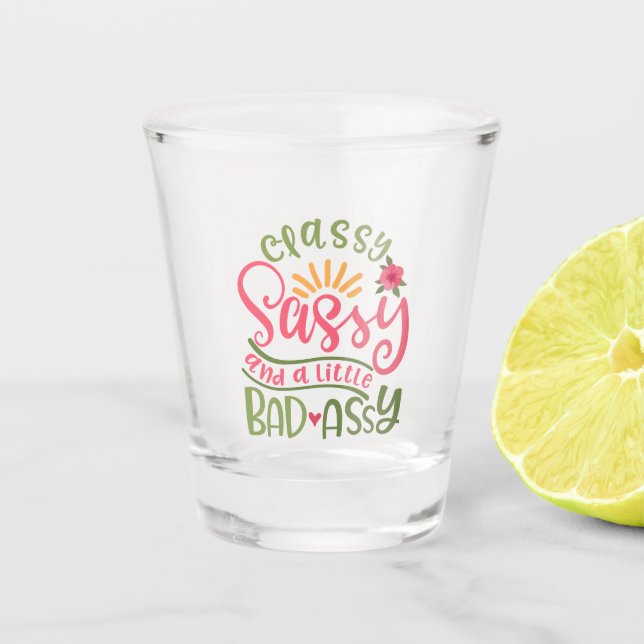 Verre A Shot Sassy Et Une Petite Fille Sassy Sassy (Devant)