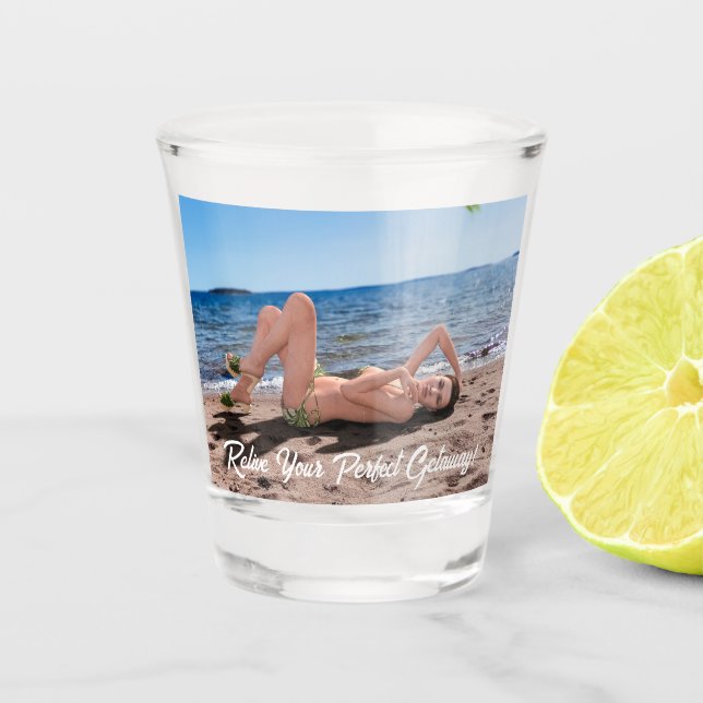 Verre A Shot Spring Break Girl Lying on Sandy Beach (Devant)