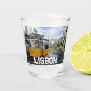 Verre A Shot Tramway jaune rétro dans la rue à Lisbonne, Portug
