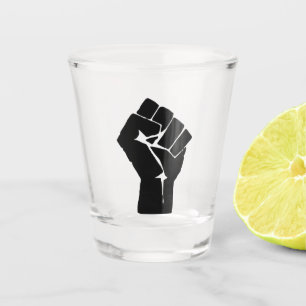 Verre A Shot Un poing noir levé - manifestation de résistance