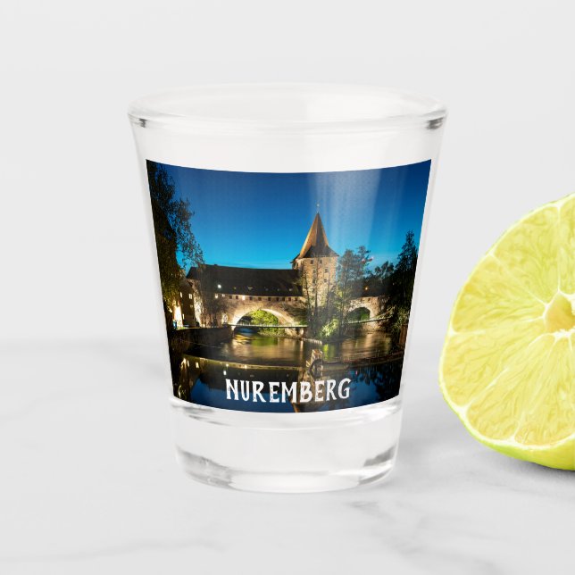 Verre A Shot Vieux pont médiéval la nuit à Nuremberg (Devant)