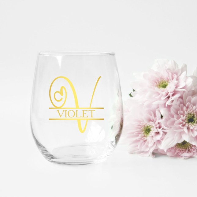 Verre À Vin Sans Pied Lettre V Monogramme Cadeau de demoiselle d'honneur (stemless wine glass for a bridesmaid gift that has a gold split v monogram and customized with name)