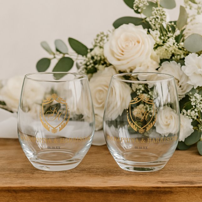 Verre À Vin Sans Pied Mariage de monogramme d'or orné (Ornate Gold Crest Monogram Wedding Stemless Wine Glass)