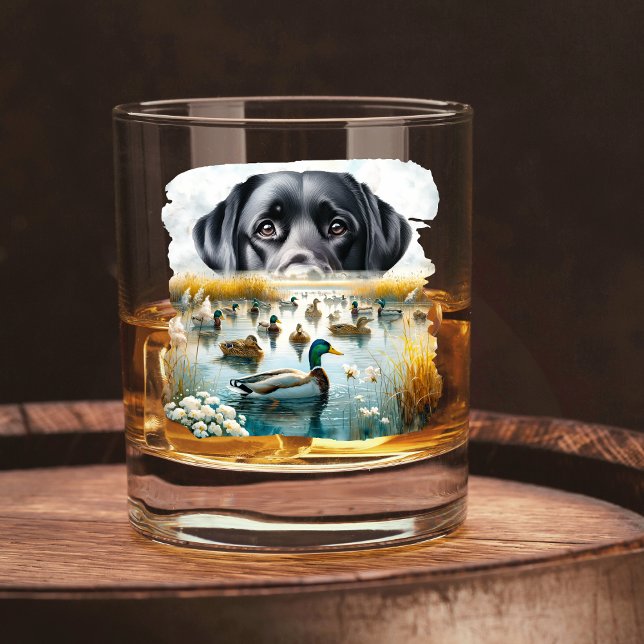 Verre À Whisky Chasse au canard Loyal Retriever Mallard Marsh (A Black Labrador Retriever Duck Hunting Marsh Whiskey Glass.)