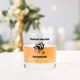 Verre À Whisky Un Nectar puissant arrive ! Cartoon Busy Bee Bucke