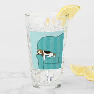 Verre Beagle mignon sur le chien heureux de sofa de
