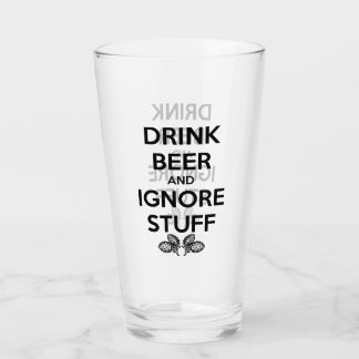 Verre Boire De La Bière Et Ignorer Les Choses