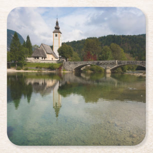 Verre Carré Lac Bohinj avec l'église dans des dessous de verr