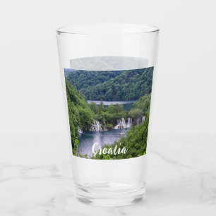 Verre Cascade cascade avec forêt verte en Croatie