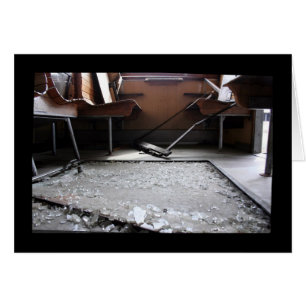 Verre cassé sur le sol Carte de train abandonnée