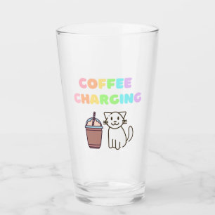 Verre chat adorable à charge de café