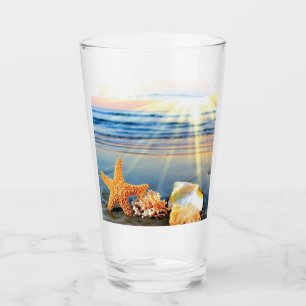 Verre Coquillages marins et étoiles de mer sur la plage