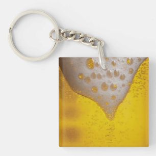 Verre de bière avec bulles et mousse