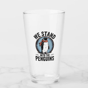 Verre Drôle Penguin Résiste À La Manifestation Contre Le