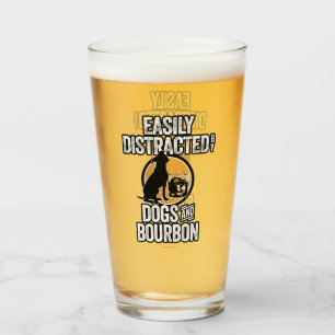 Verre Facilement distrait par les chiens et le bourbon