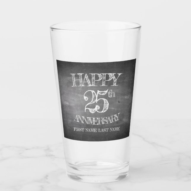 Verre Joyeux 25e anniversaire sur le tableau de craie (Devant)