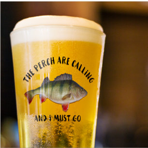 Verre La pêche enorme de perche folâtre des hommes de