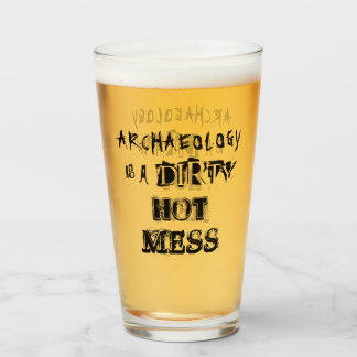 Verre L'archéologie amusante est un jeu de mots à chaud