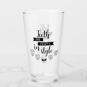 Verre Les dents sont toujours dans le style