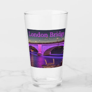 Verre London Bridge illuminé par des lumières violettes