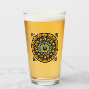 Verre Paon décoratif sur fond blanc