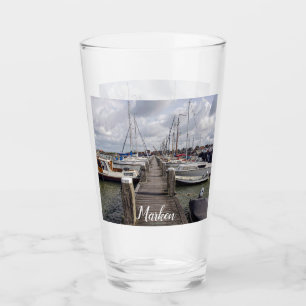 Verre Quai avec bateaux et yachts à Marken Pays-Bas