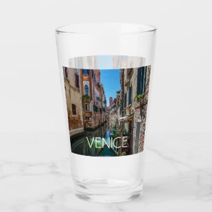 Verre Rue étroite avec canal à Venise