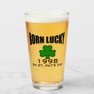 Verre shamrock irlandais chanceux soutenu par