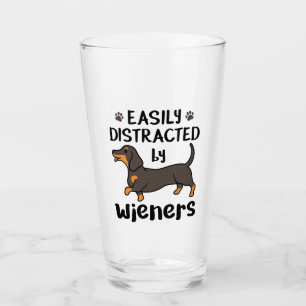 Verre Teckel facilement distrait par les saucisses