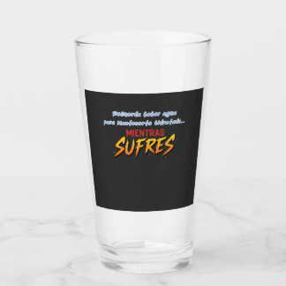 Verre Vaso bebe agua mientras sufres