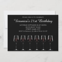 Verres à vin avec du vin rouge sur invitation noir