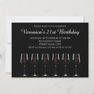 Verres à vin avec du vin rouge sur invitation noir